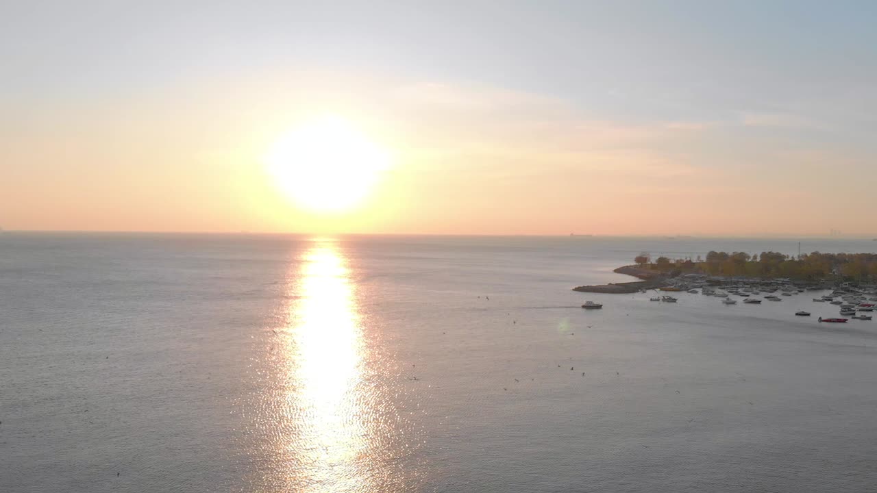 보트와 함께 바다 위의 아름다운 일몰