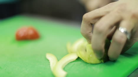 las manos del chef cortando frutas.