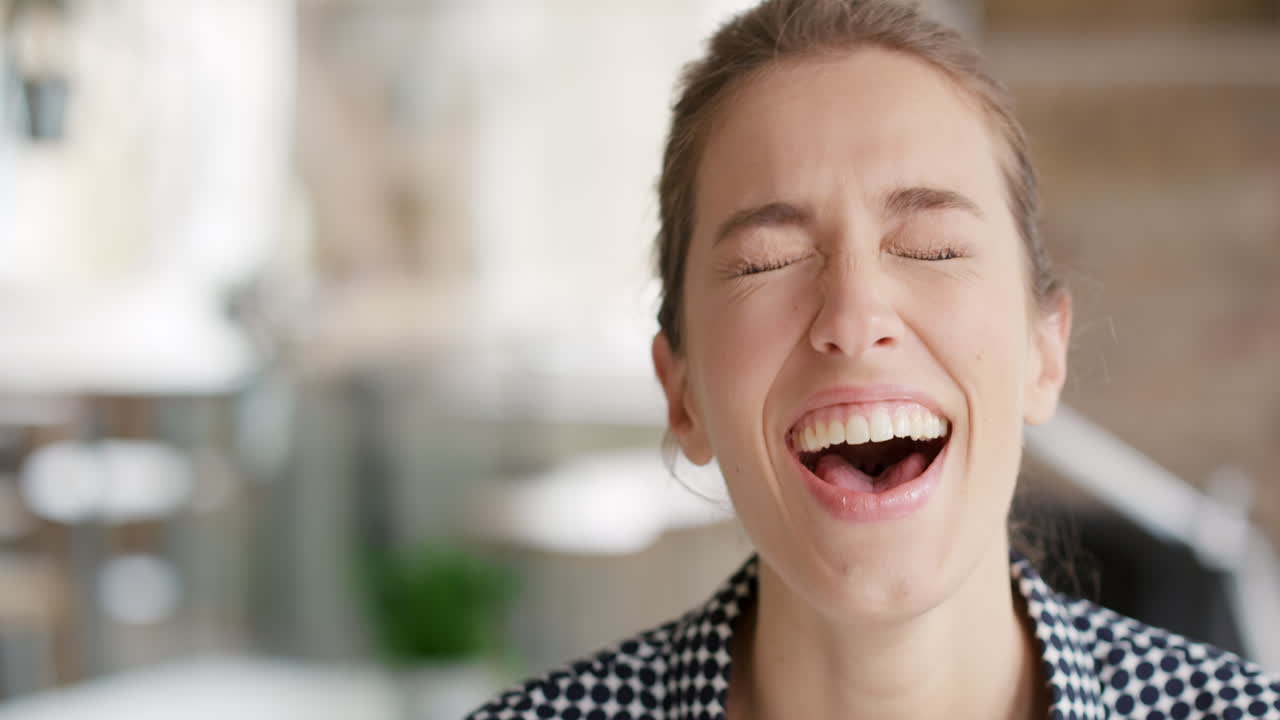 портрет успешной деловой женщины-предпринимателя в загруженном офисе