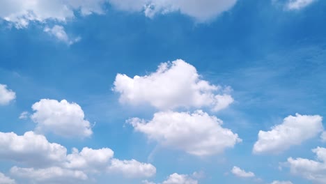 하얀 푹신한 구름과 푸른 하늘 저속 촬영, 일광에서 배경 및 그래픽에 대한 긴 초 지속 시간