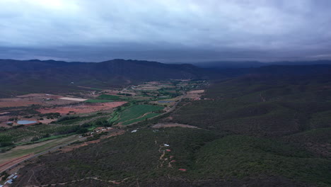 Hermoso-Paisaje-Verde-Campos-Agrícolas-En-Sudáfrica-Aérea-Caliente-Nublado