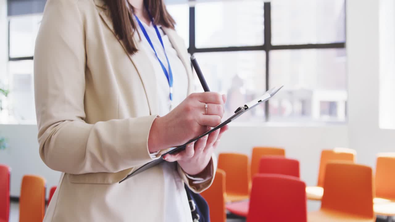 mujer de negocios trabajando en la sala de conferencias