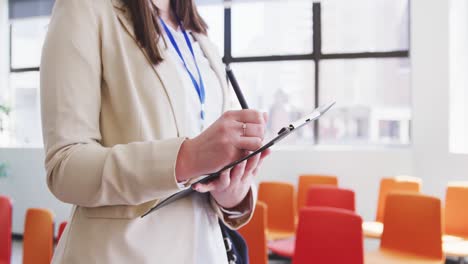 Mujer-De-Negocios,-Trabajando,-En,-Sala-De-Conferencias