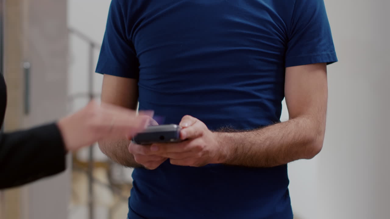 близкий кадр бизнесменки, оплачивающей заказ на обед с помощью кредитной карты с помощью бесконтактной почтовой службы