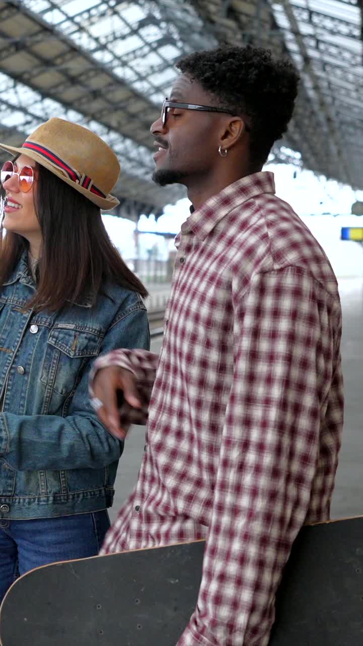 gente en una estación de tren