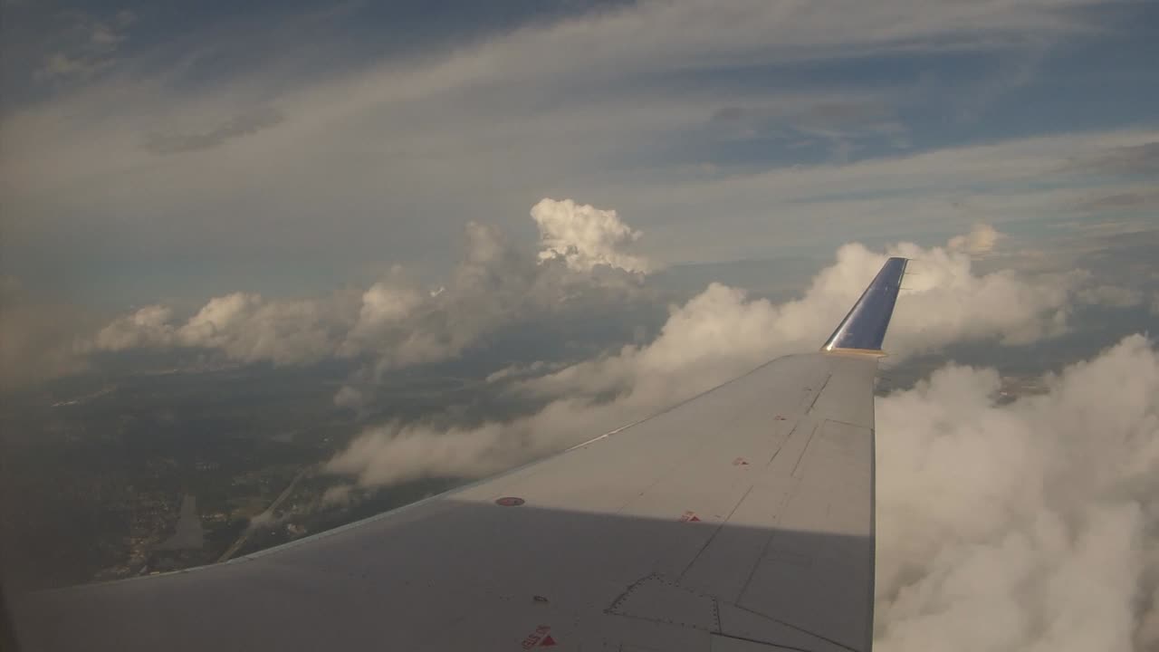 Vol en jet au-dessus des nuages.