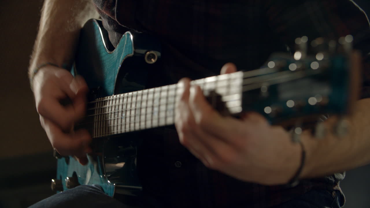 Ripresa al rallentatore di un uomo che suona la chitarra elettrica