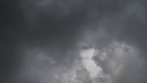 nubes de lluvia al atardecer. nubes de trueno se mueven rápidamente