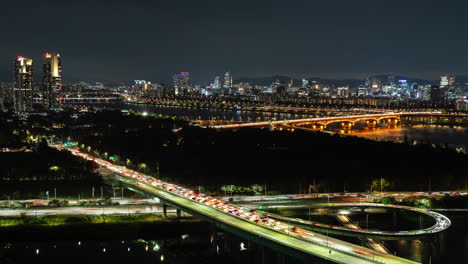 Timelapse-Nocturno-Del-Paisaje-Urbano-De-Seúl-Con-Mucho-Tráfico-De-Automóviles---Montaña-Eungbong