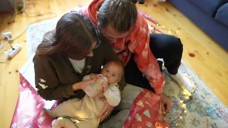 familia celebrando navidad con un bebé