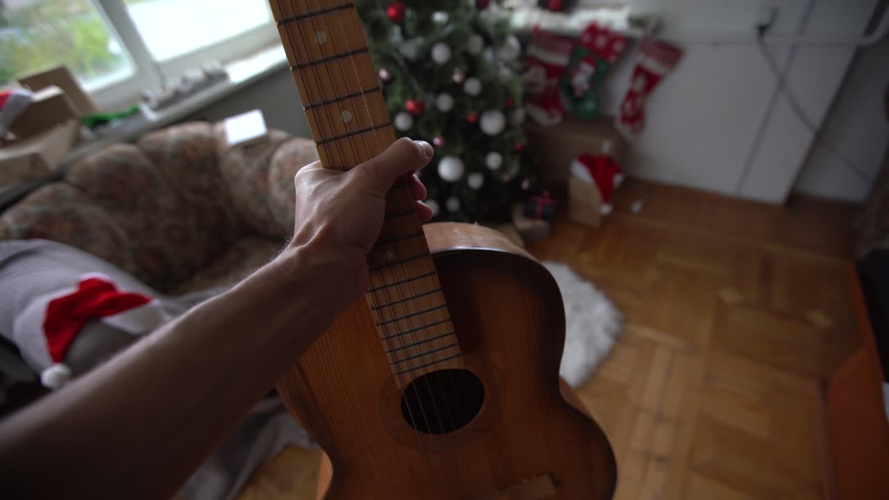 가상 안경과 기타. 크리스마스 장식과 함께 크리스마스 트리