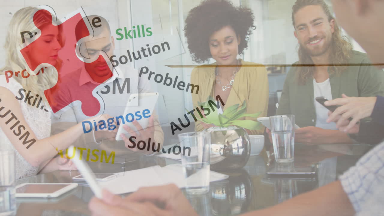 animación de piezas de rompecabezas coloridas y texto de autismo sobre colegas de trabajo usando tableta