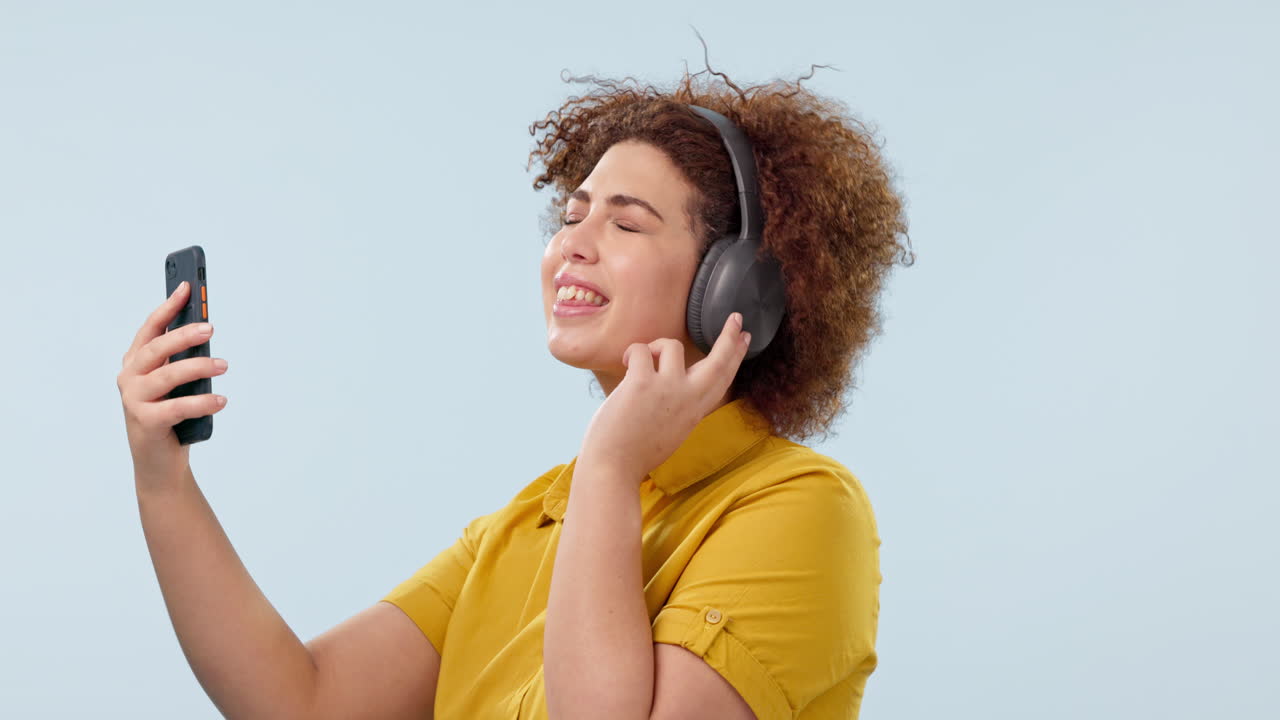 teléfono, auriculares de música y mujer feliz bailando