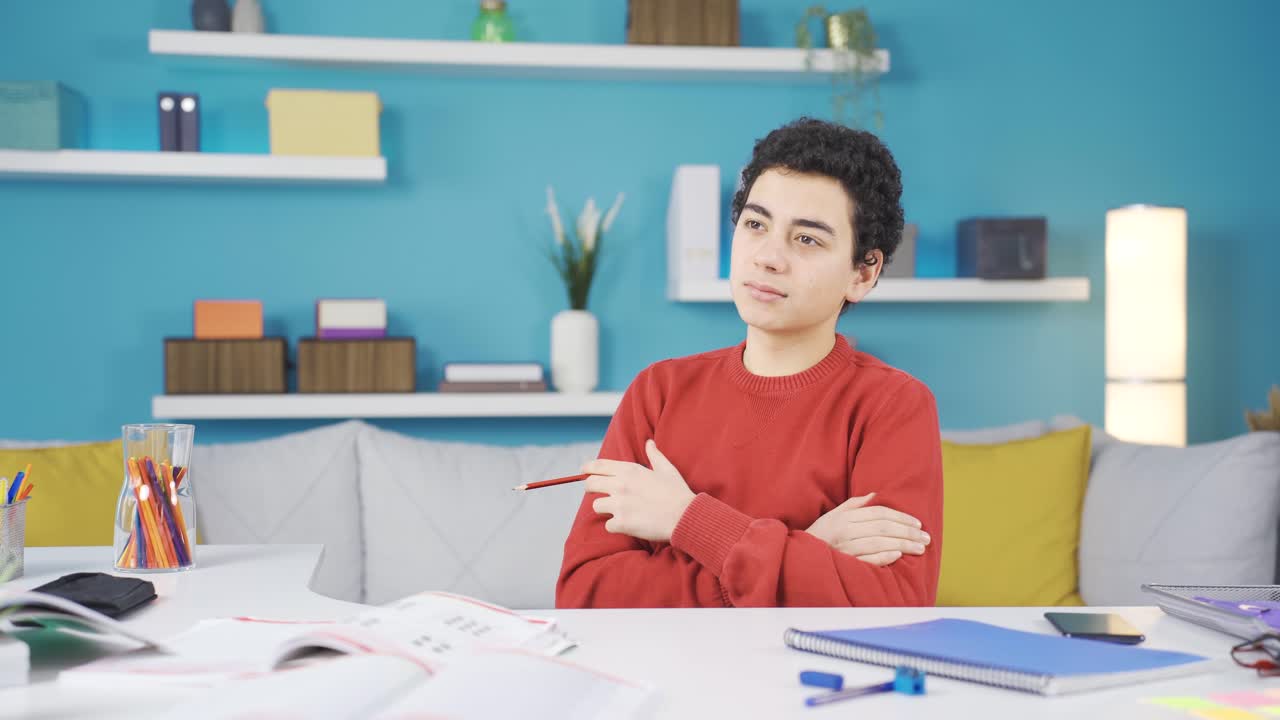 el chico lindo que sueña con la profesión que quiere ser en el futuro.