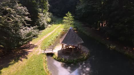 Pavillon-Auf-Einer-Kleinen-Insel-Mitten-Im-Teich