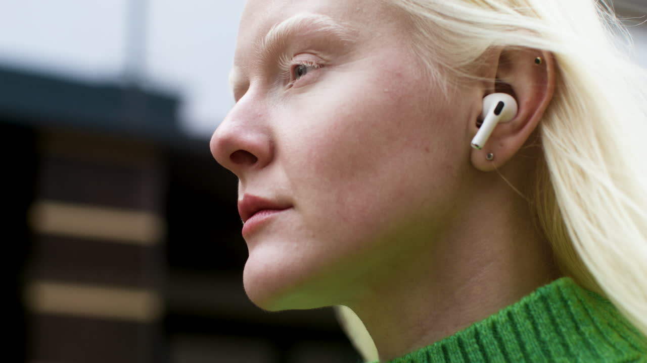 vista lateral de una mujer joven sonriendo al aire libre