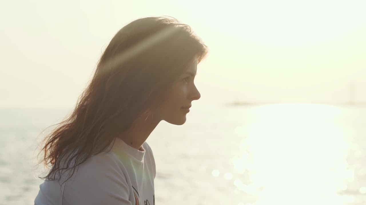 mujer al atardecer en la playa