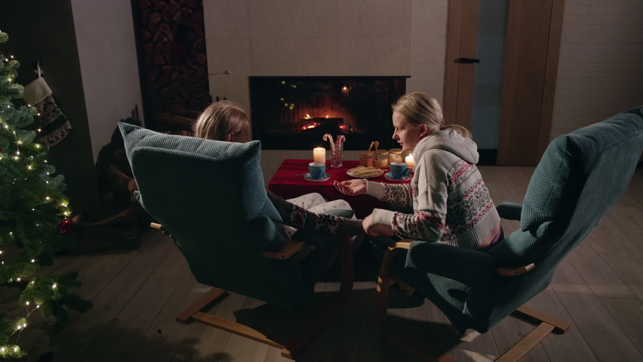 가족 들 과 함께 벽난로  에서 크리스마스 이브
