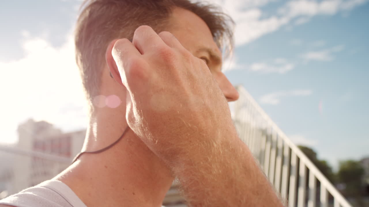 un joven en forma, cansado y agotado