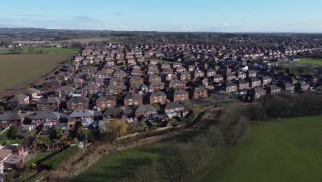 Típico-Pueblo-Suburbano-Residencial-Barrio-Galés-Propiedad-Tejados-Vista-Aérea-Aumento-Inclinación-Hacia-Abajo