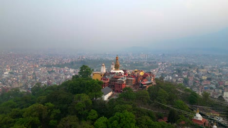 Wunderschöne-Filmische-Drohnenaufnahme-Von-Swayambhunath-Stupa-Im-Kathmandu-Tal