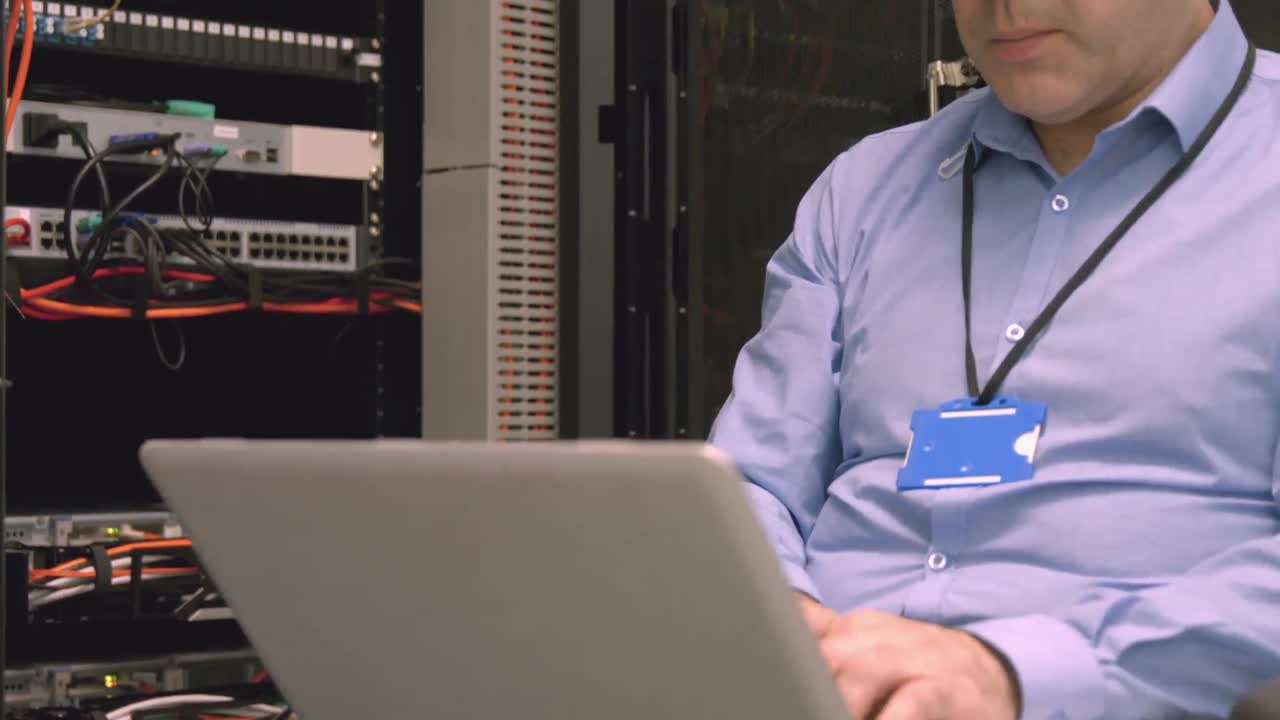 técnico que usa una computadora portátil para analizar el servidor