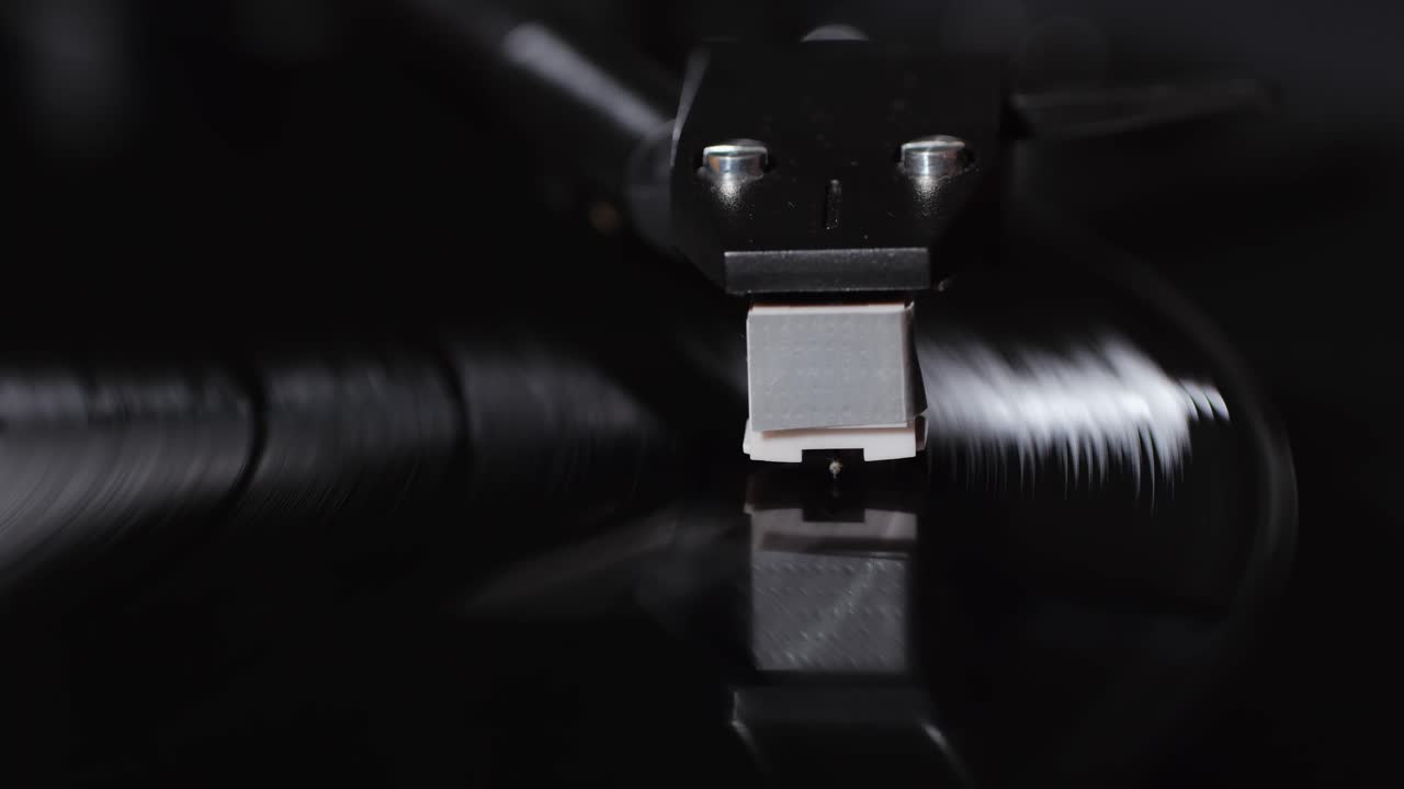 Retro vinylpladespiller spiller musik, nærbillede makrooptagelse af vintage LP-plade gammel fonograf der drejer rundt. Retro musikafspiller