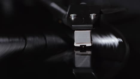 reproductor de discos de vinilo retro tocando música, macro disparo de primer plano de disco de lp vintage girando el fonógrafo antiguo. reproductor de música retro.