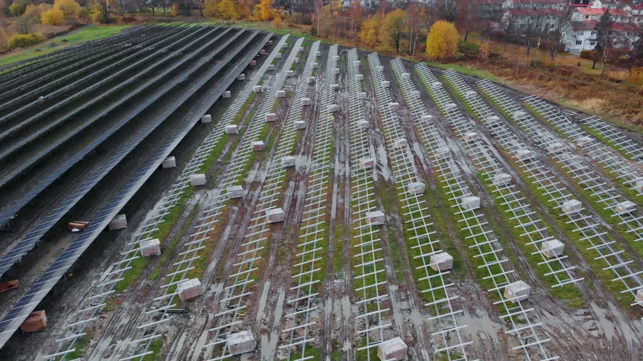 vista aérea de la granja de paneles solares en un campo verde en el campo, sobrevuelo