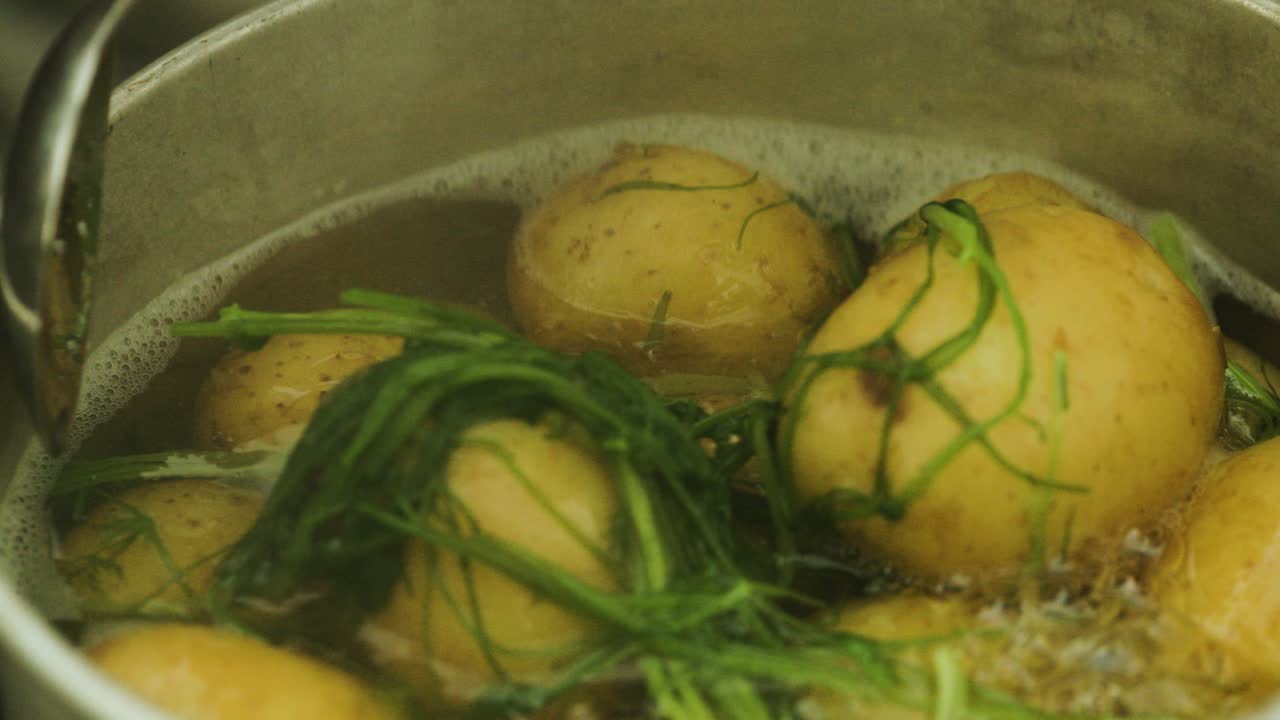 Patate fresche in cottura al rallentatore