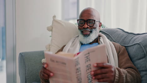 Sonrisa,-Hombre-Negro-Maduro-Y-Libro-De-Lectura-En-Casa