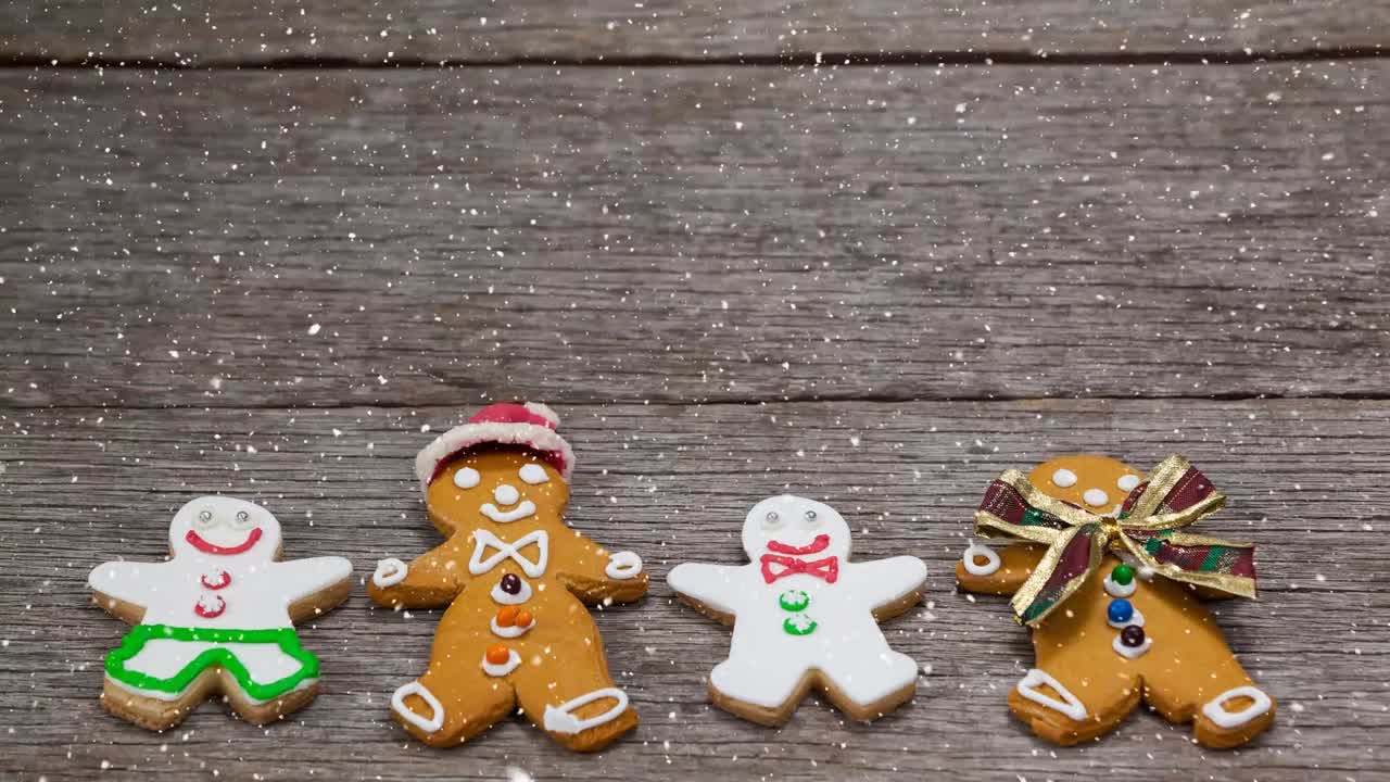 크리스마스 쿠키 장식과 함께 내리는 눈