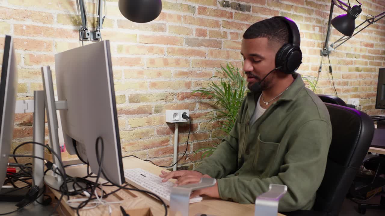 uomo che lavora al computer