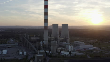 dron de planta de energía termoeléctrica disparado al atardecer