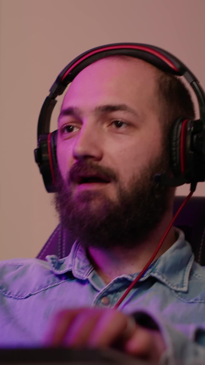 Mann med headset som spiller videospill