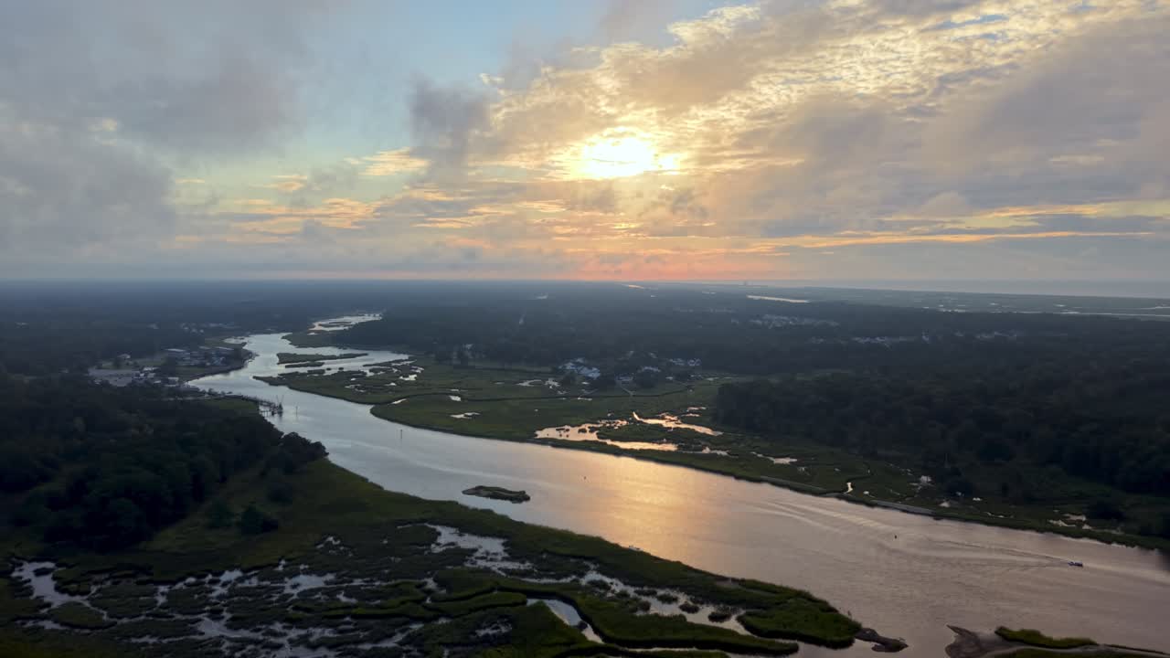 캘러배시 노스캐롤라이나의 캘러배시 강 위에서 일출 때 촬영한 항공 사진