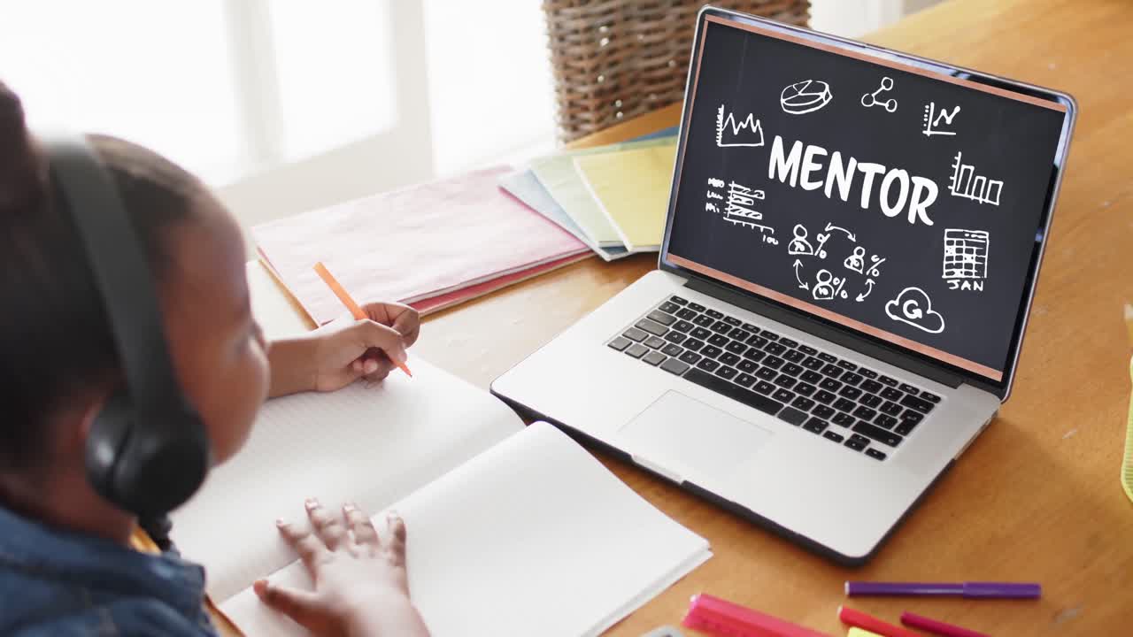 colegiala afroamericana teniendo clase en una llamada de video portátil con texto de mentor en cámara lenta