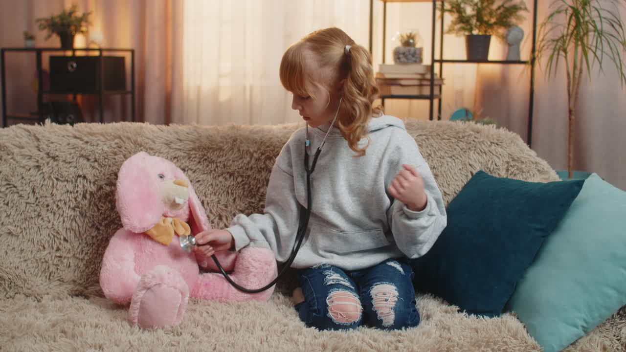 adolescente médico sosteniendo estetoscopio de juguete en el sofá de casa examen preguntando amablemente conejo donde duele dolor