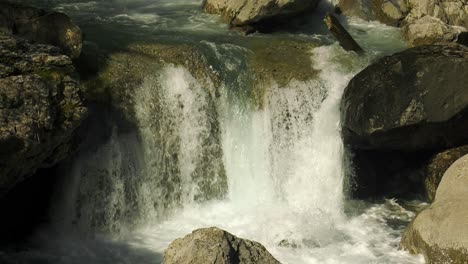 Agua-Fría-Del-Arroyo-De-La-Montaña-En-Cascada-Sobre-Las-Rocas,-De-Cerca