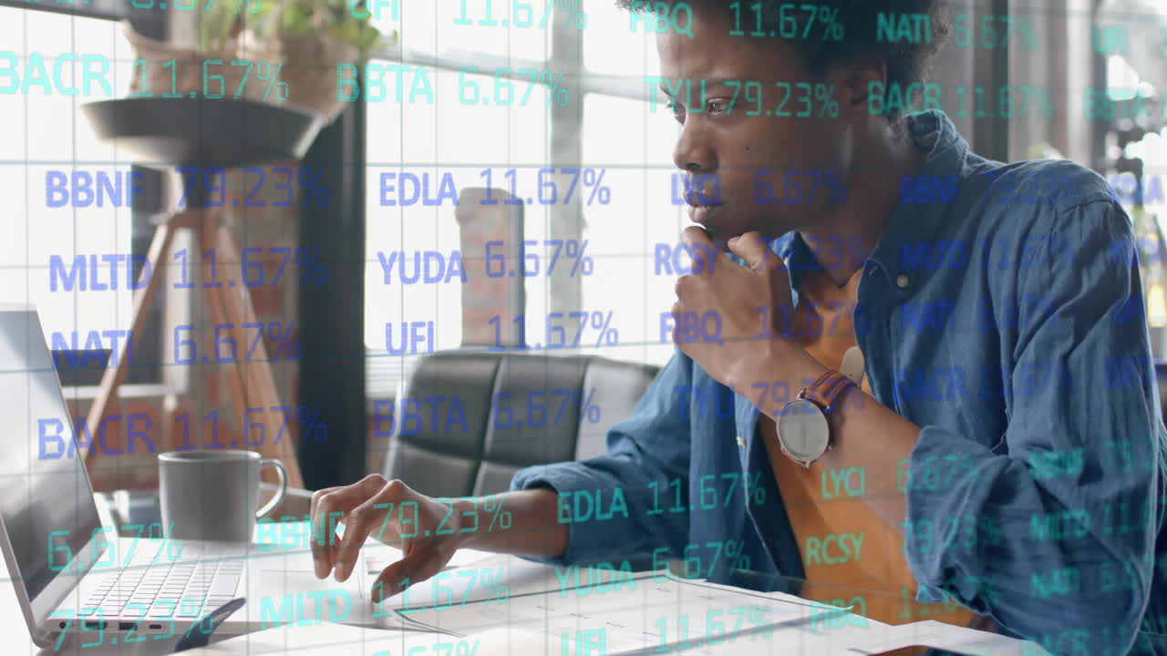 animazione dell'elaborazione dei dati su un uomo d'affari afroamericano in carica