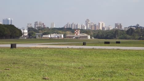 브라질 상파울루 캄포 데 마르테 공항 활주로에서 활주로를 달리는 단일 엔진 비행기