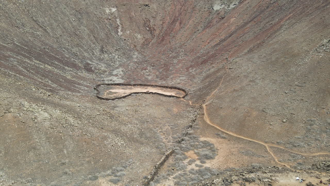 vista aérea que se eleva por encima de los volcanes del cráter de bayuyo, fuerteventura interior de la cuenca volcánica rocosa