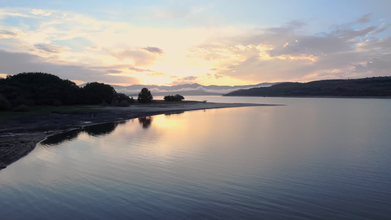 해변에서 일몰의 공중 드론 샷