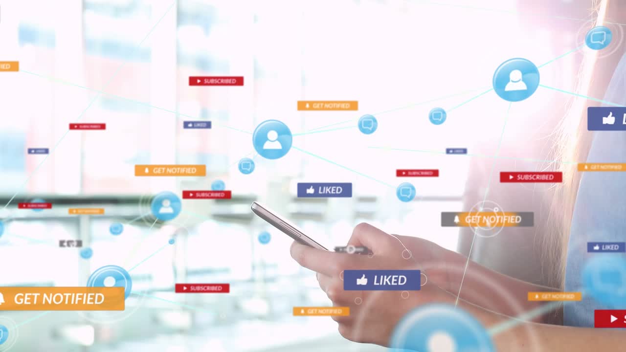 スマートフォンを使用している人物の上に重なる、アイコン付きのネットワーク接続のアニメーション。