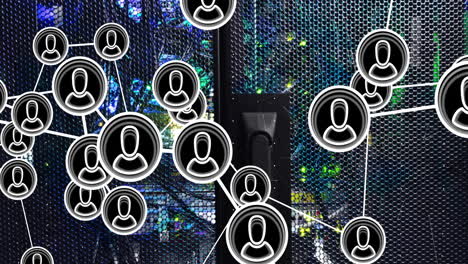 animazione di reti di connessioni con persone icone e elaborazione dei dati su server di computer