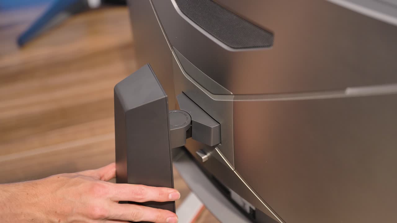 el monitor de la computadora se ajusta girando a la izquierda y a la derecha