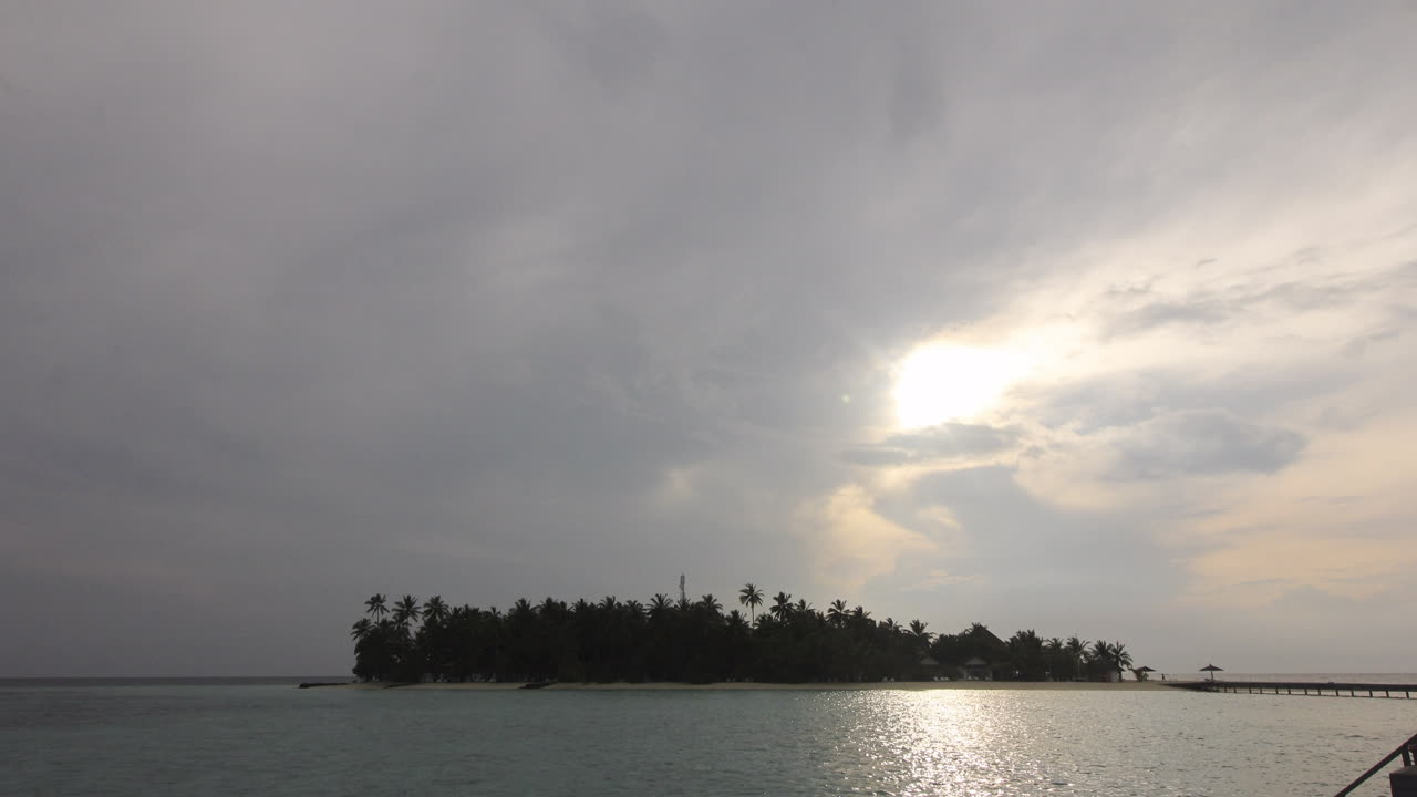 몰디브 섬 위로 떠오르는 태양의 시간 경과