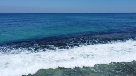 Olas-Blancas-Rompiendo-Hacia-La-Orilla