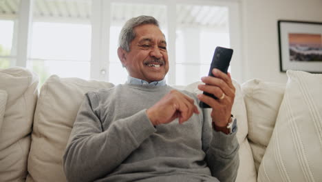 Hombre-Mayor,-Feliz-Y-Escribiendo-En-Casa-Con-Teléfono