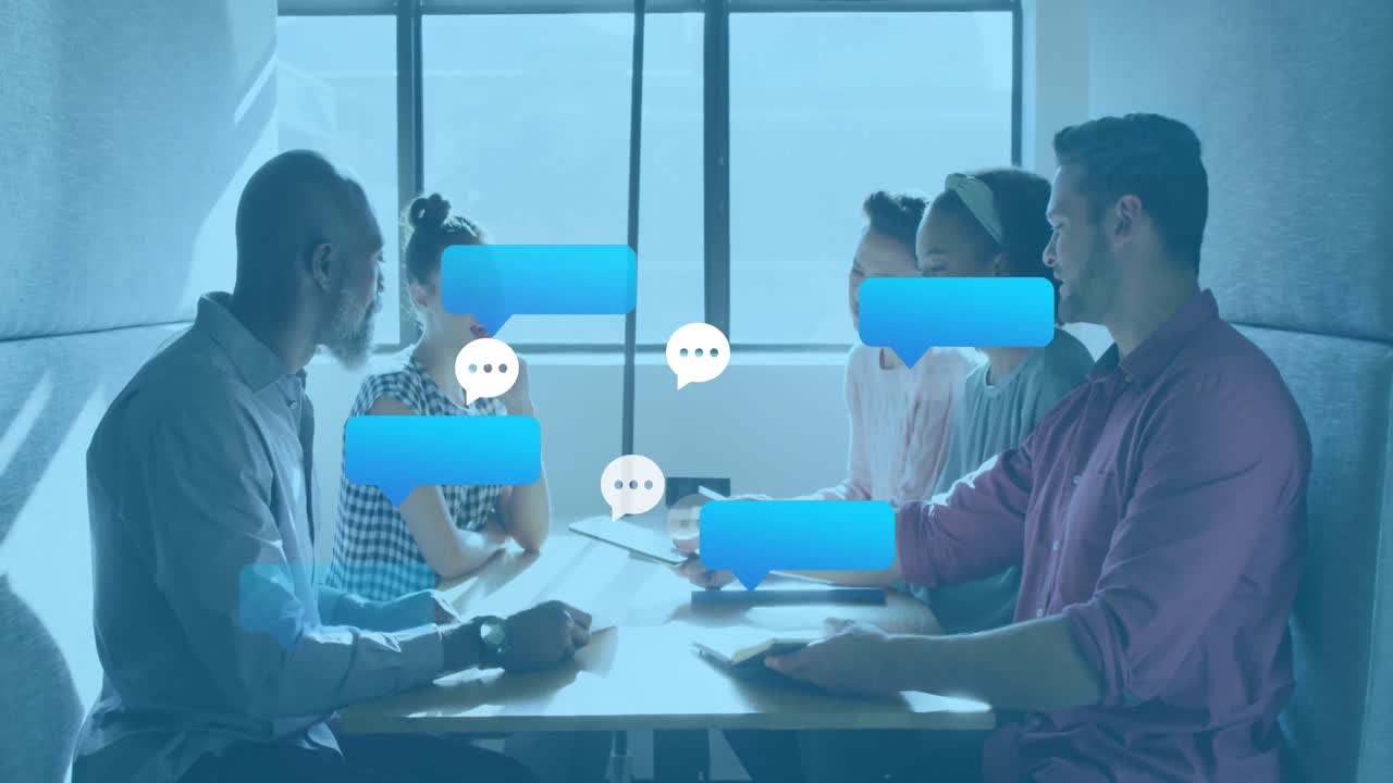 헤드 ⁇ 을 착용한 다양한 사무실 직원들에 대한 연결 네트워크의 애니메이션